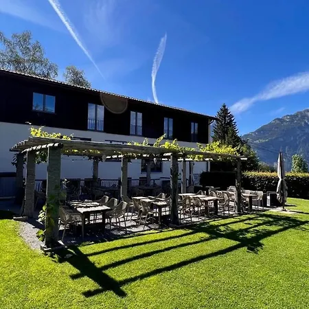 Family & Mountain C'est La Vie Hostel