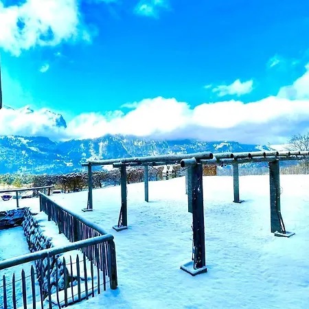 Family & Mountain C'est La Vie Hostel