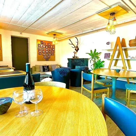 Family & Mountain C'est La Vie Hostel