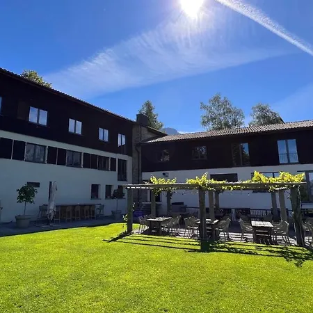 Family & Mountain C'est La Vie Hostel