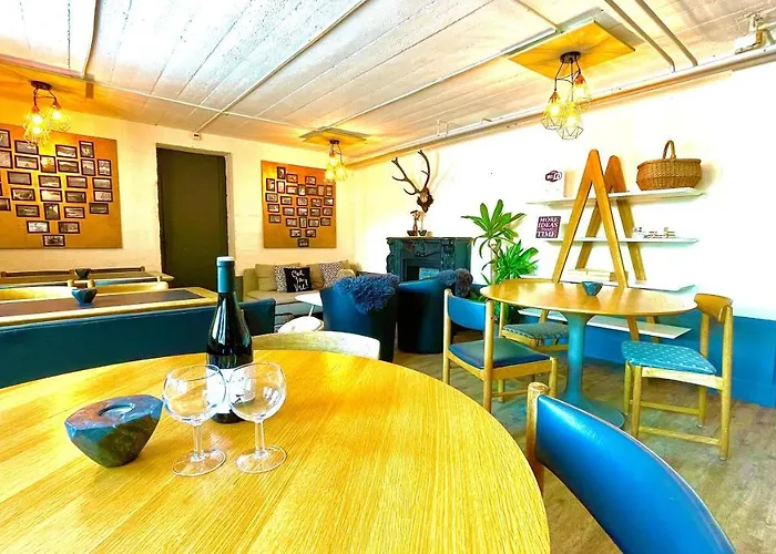 Family & Mountain C'est La Vie Hostel